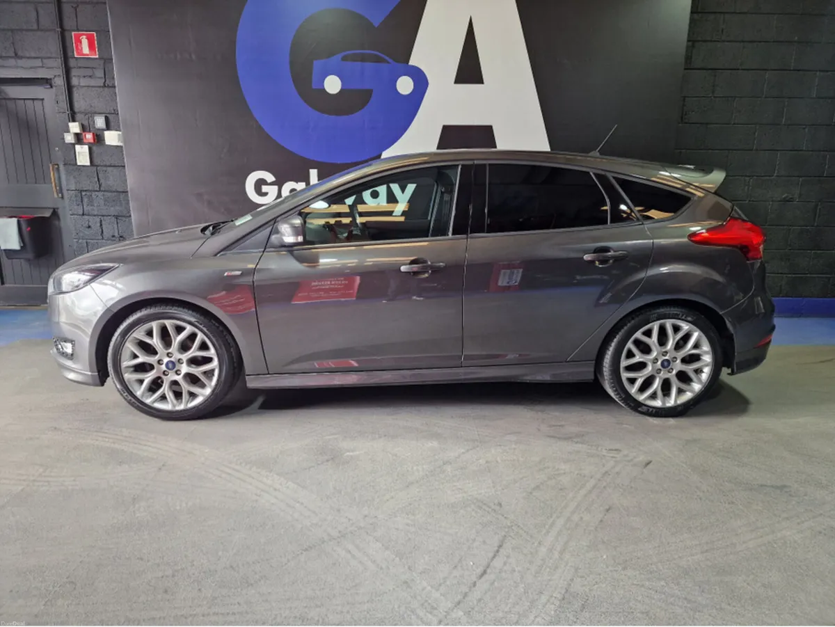 Ford Focus ST-LINE **SAT NAV LOW MILAGE** - Image 5