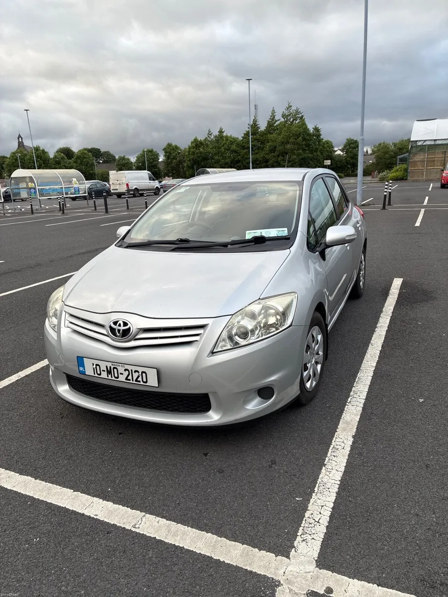 Toyota Auris 2010 - Image 2