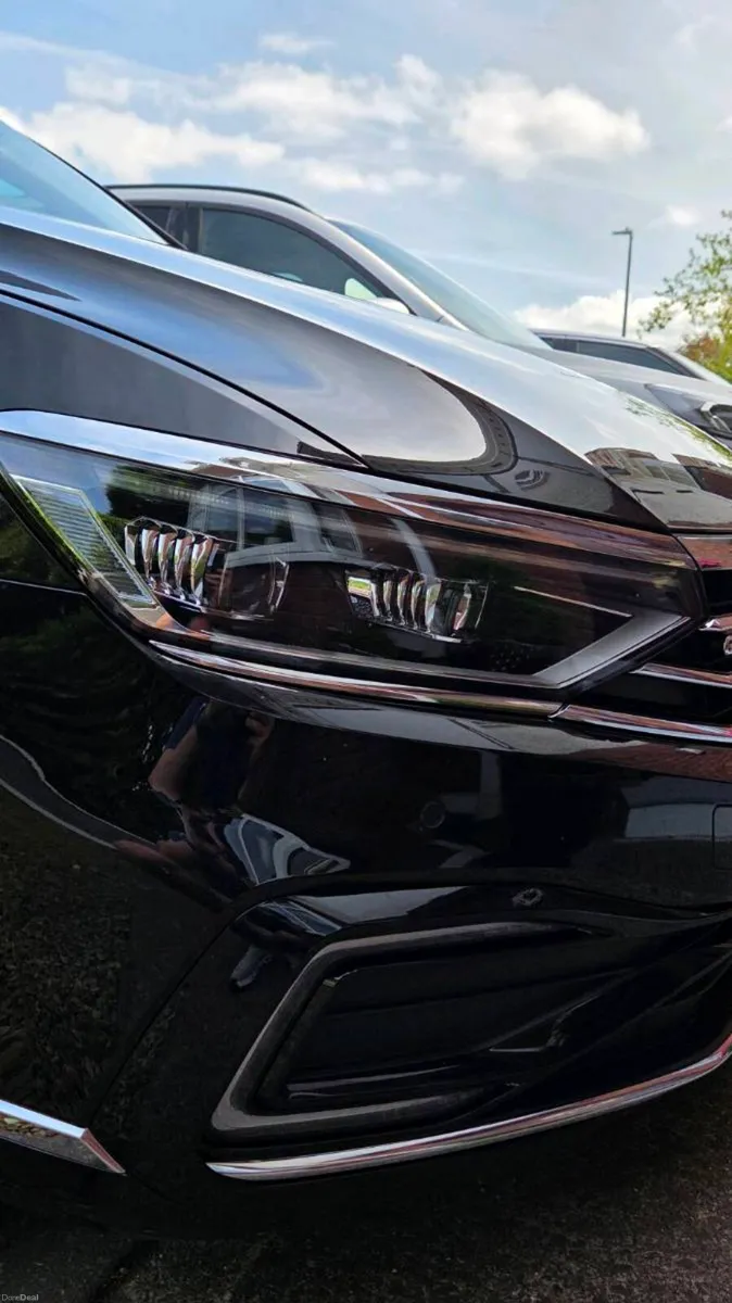 VW Passat GTE Advance - Image 2