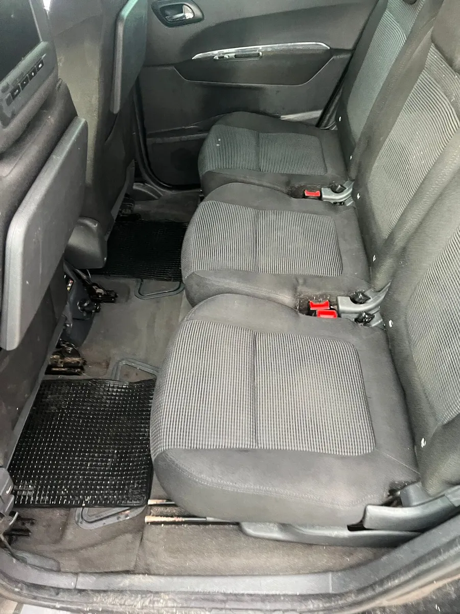 Peugeot 5008 2010 manual - Image 2