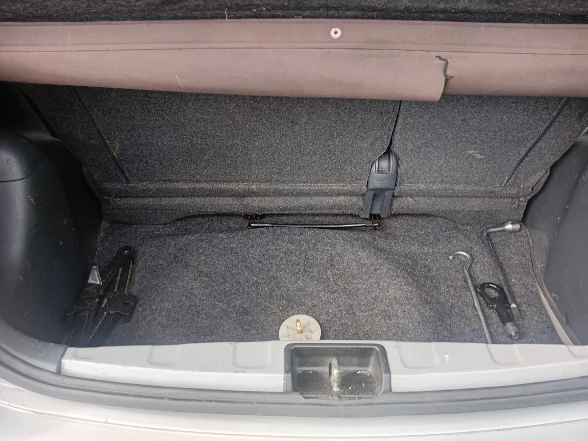 Toyota Yaris 2002 - Image 3