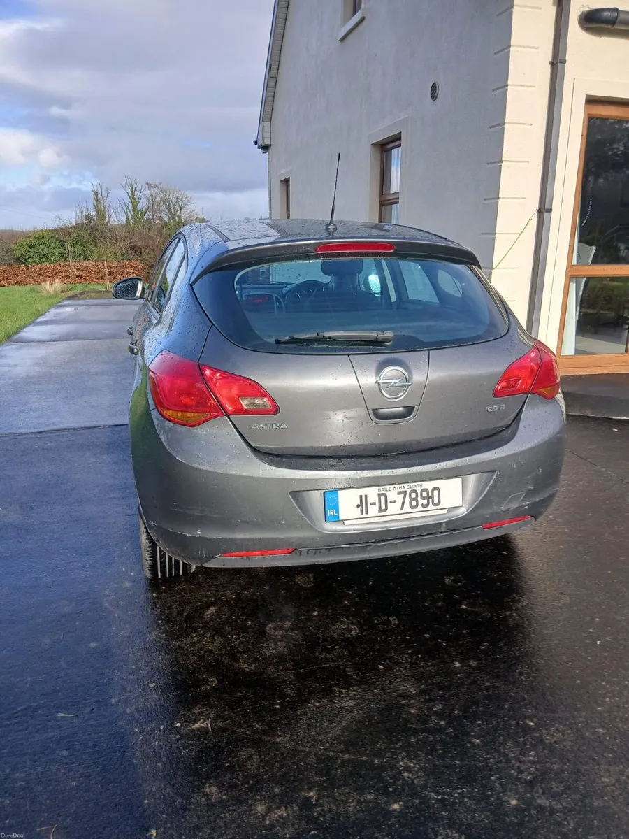 Opel Astra 2011 - Image 1