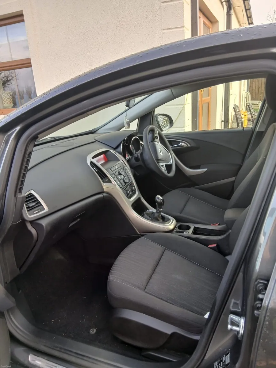 Opel Astra 2011 - Image 2