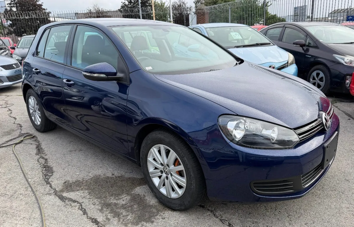 Volkswagen Golf 2013 Automatic/ only 20,952 km. - Image 2