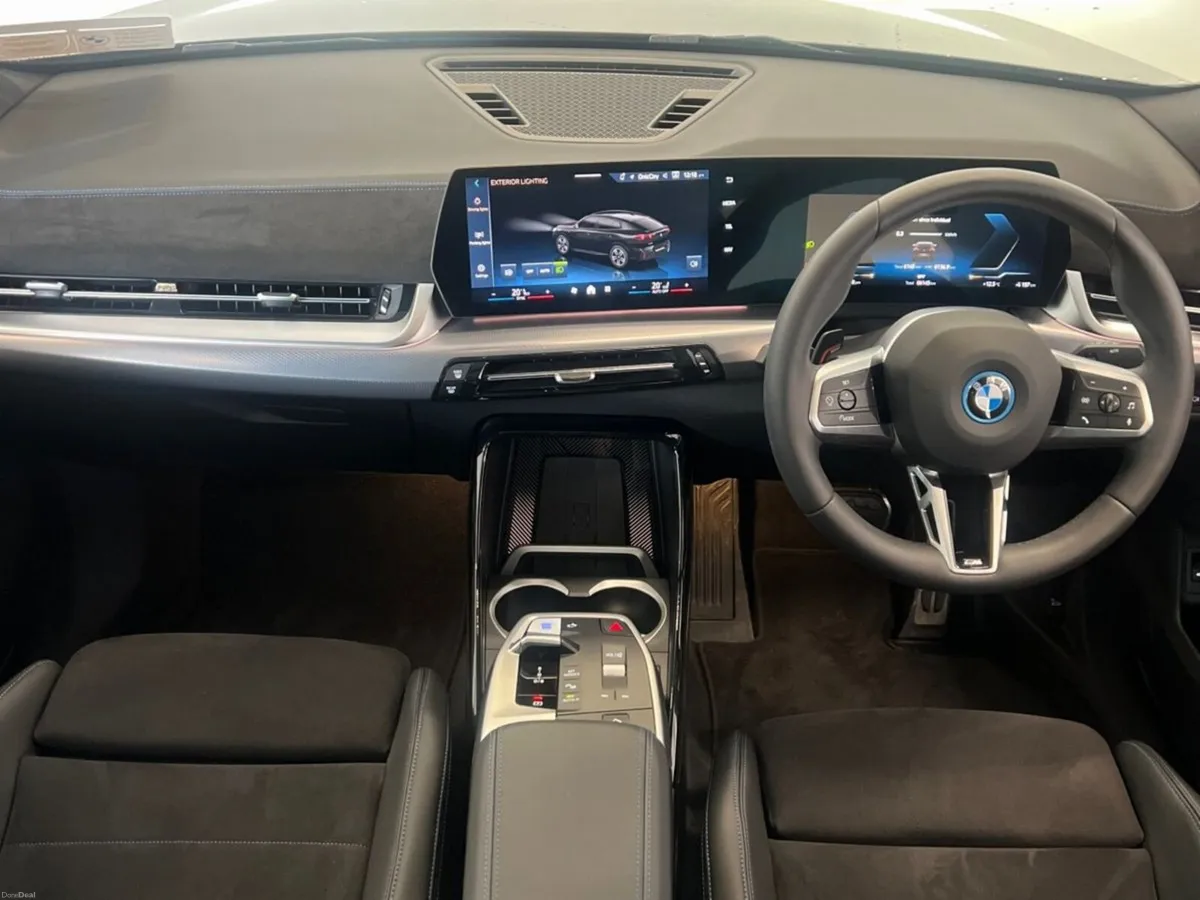 BMW iX2 eDrive20 M Sport PRO & TECH / PAN ROOF - Image 4