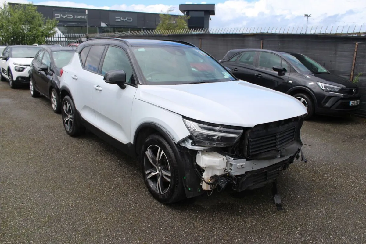 Volvo XC40 T3 (163hp) R-Design - DAMAGED VEHICLE / - Image 1