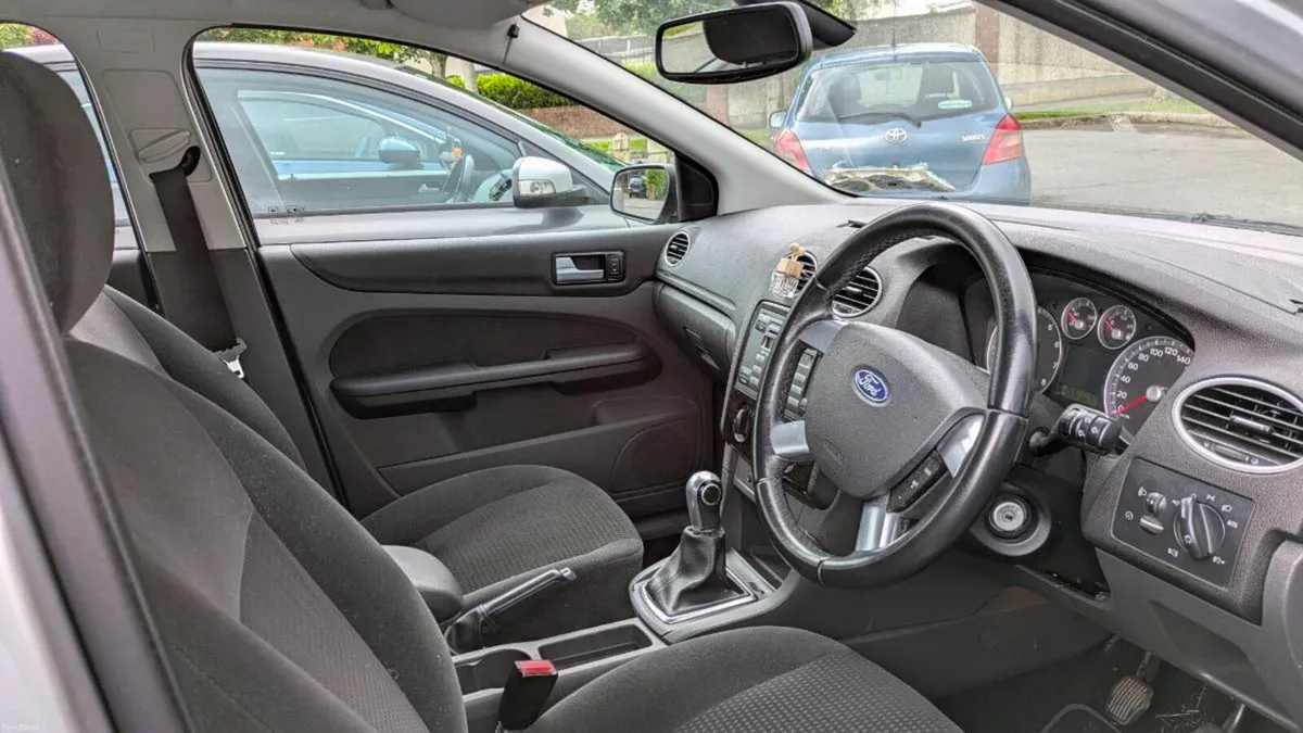 Ford Focus GHIA - Image 2