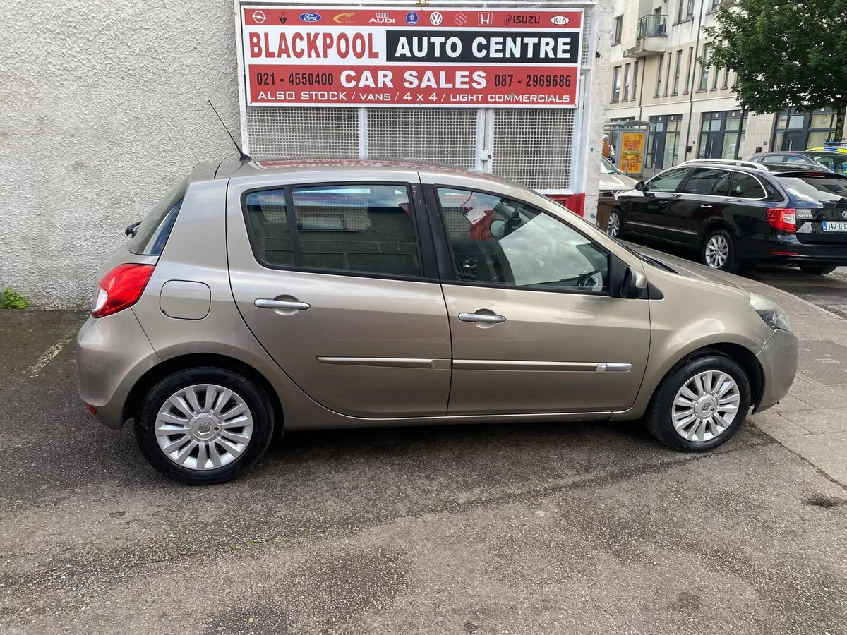 Renault Clio 2010 - Image 1