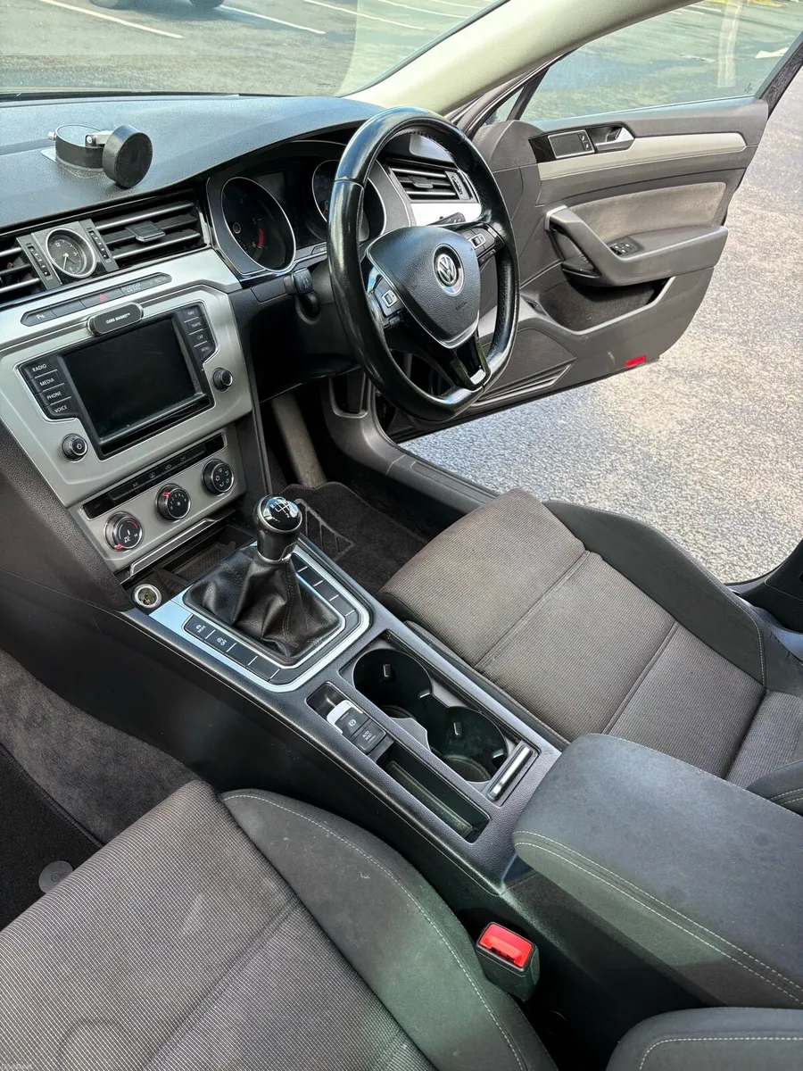 Volkswagen Passat 2.0 TDI SE BUSINESS BLUEMOTION - Image 3