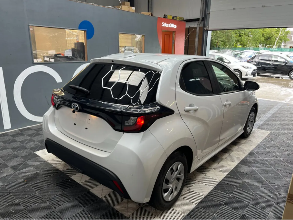 Toyota Yaris 2023 TOYOTA YARIS 1.0 AUTOMATIC / REV - Image 3