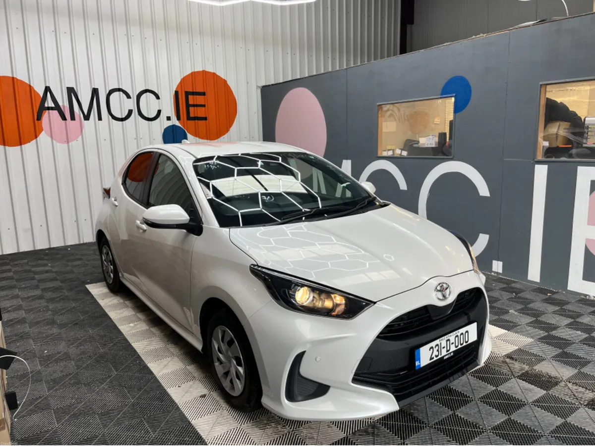 Toyota Yaris 2023 TOYOTA YARIS 1.0 AUTOMATIC / REV - Image 2