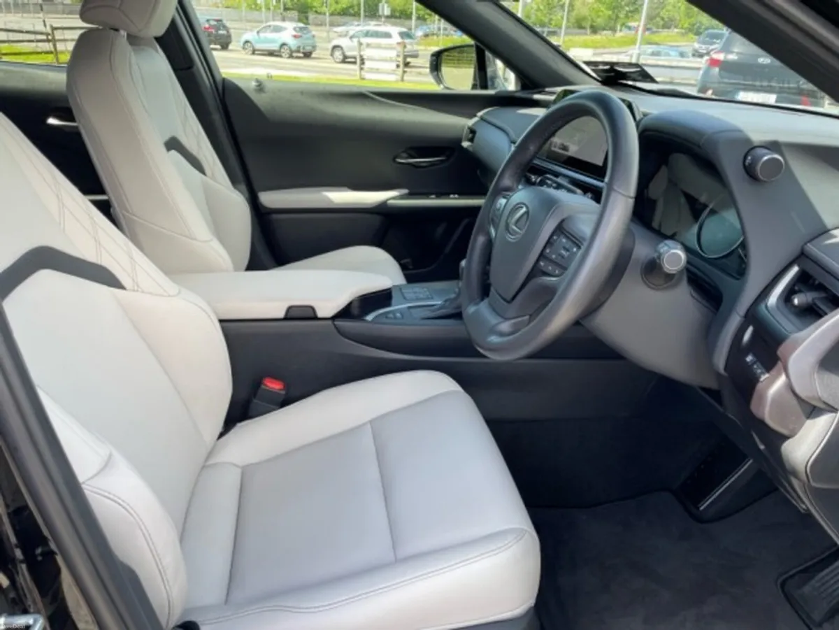 Lexus UX Dynamic Hybrid SUV // Power Folding Mirro - Image 6