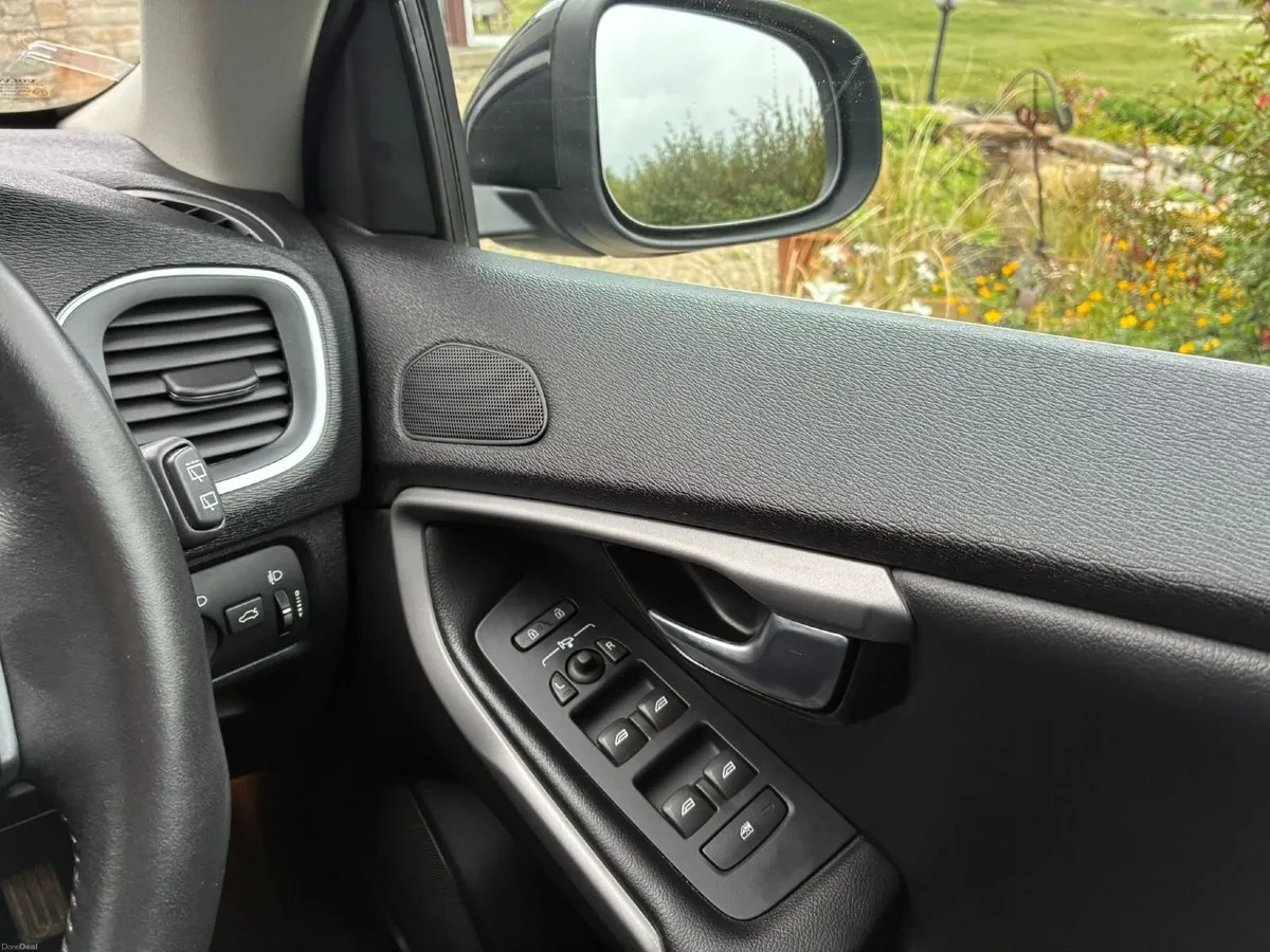 2015 Volvo V40 D2 Manual - Full Volvo History - Image 4