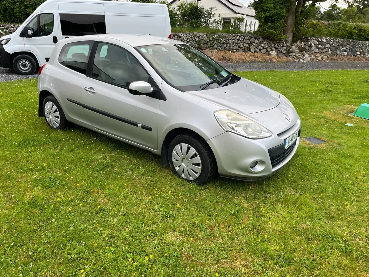 Clio for sale perfect condition full year nct test - Image 1