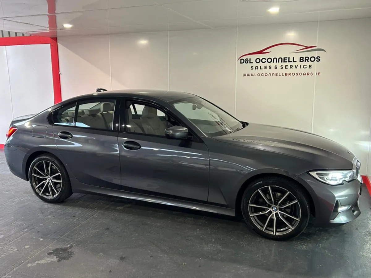 BMW 3-Series D SPORT 3SSG 4DR - Image 2