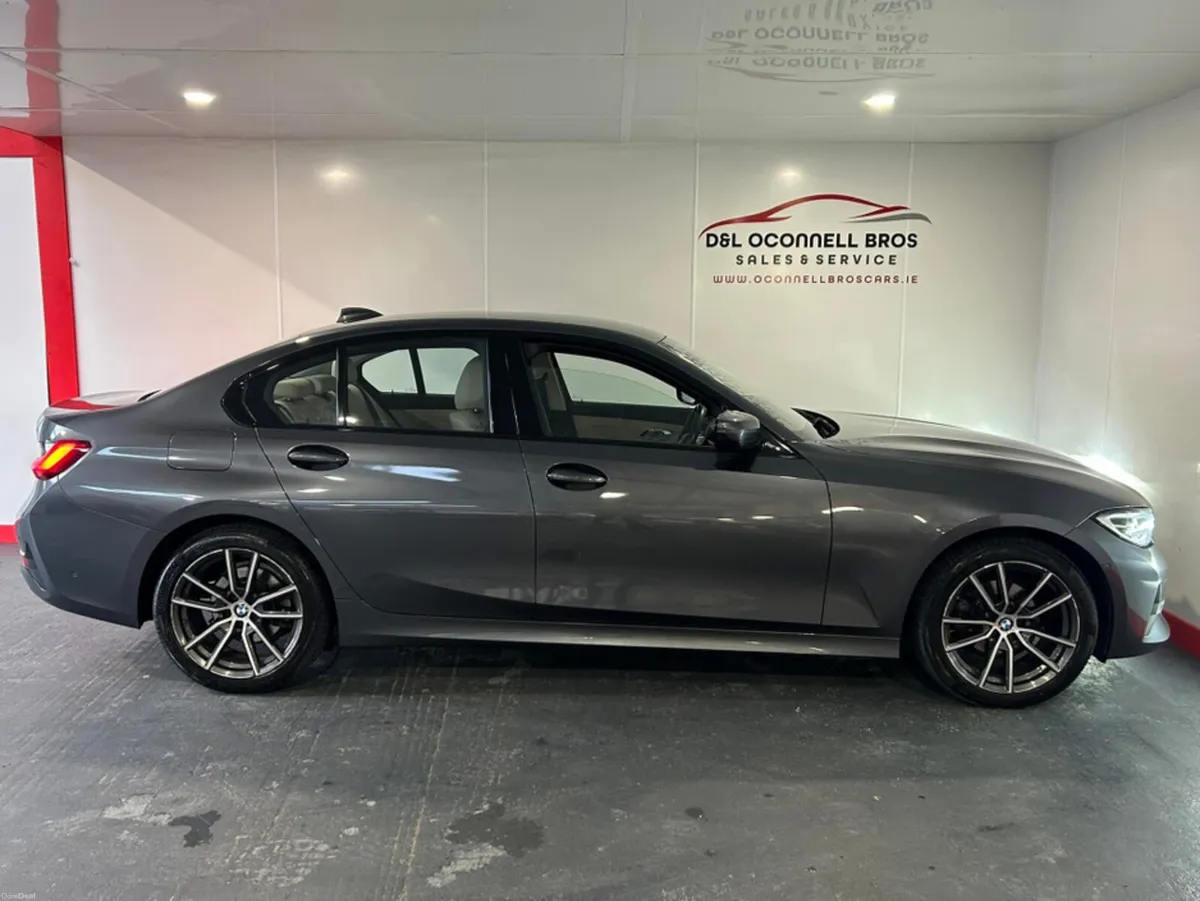 BMW 3-Series D SPORT 3SSG 4DR - Image 4