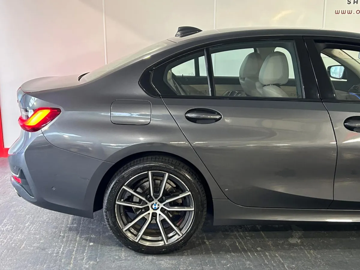 BMW 3-Series D SPORT 3SSG 4DR - Image 5