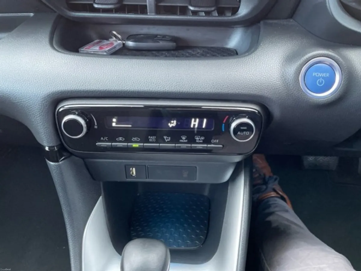 Toyota Yaris - Hybrid - LUNASPORT Edition - 1.5 - - Image 4