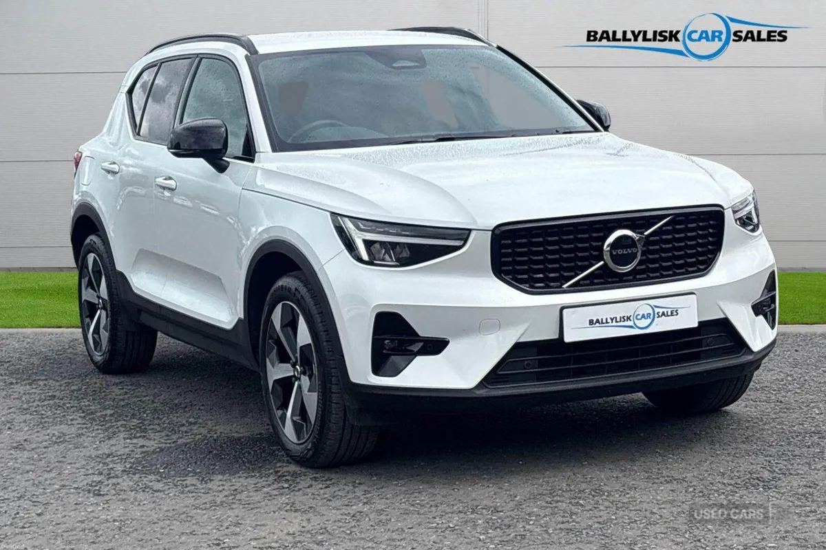 Volvo XC40 2.0 B4P 197PS Plus Dark Auto in White w - Image 1
