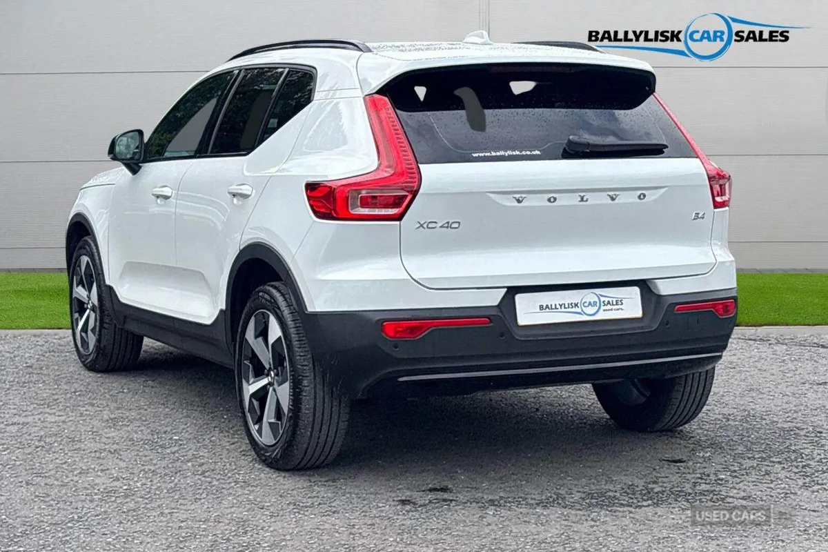 Volvo XC40 2.0 B4P 197PS Plus Dark Auto in White w - Image 2