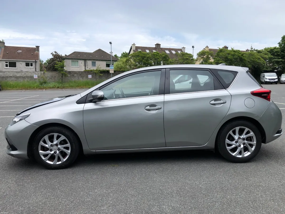 Toyota Auris 2016 1.4D4D,LIGHT DAMAGE ON THE FRONT - Image 2