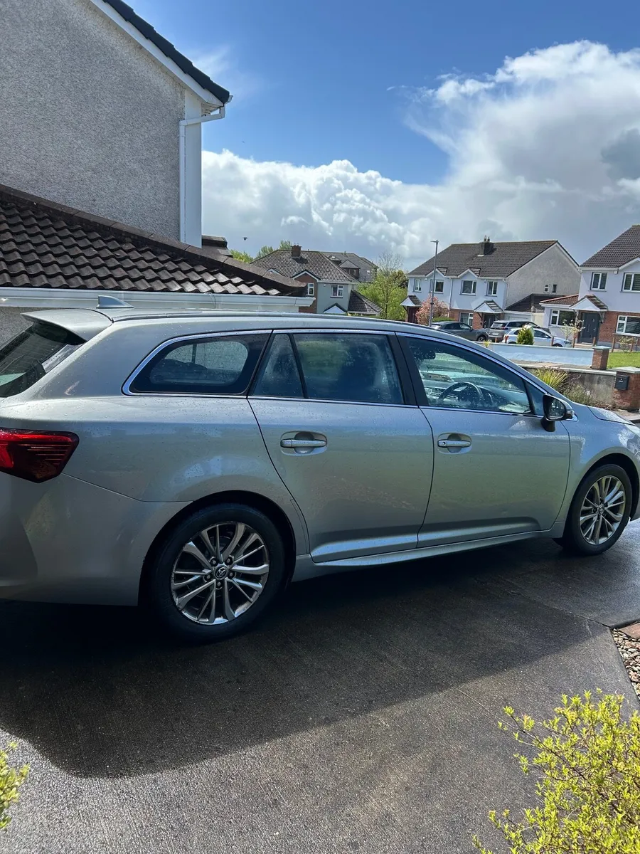 Toyota Avensis 2016 - Image 2