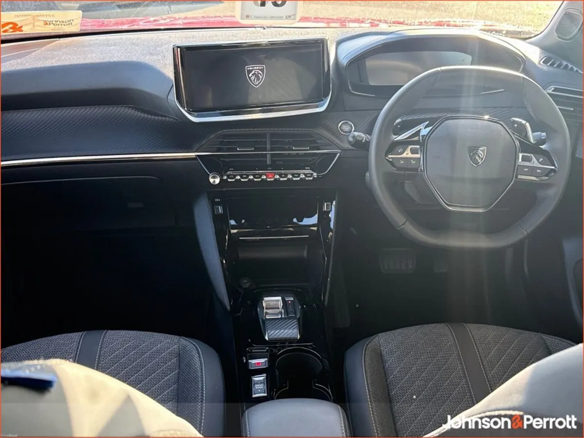 Peugeot 2008 1.2 MHEV Puretech 136bhp Allure - Image 4
