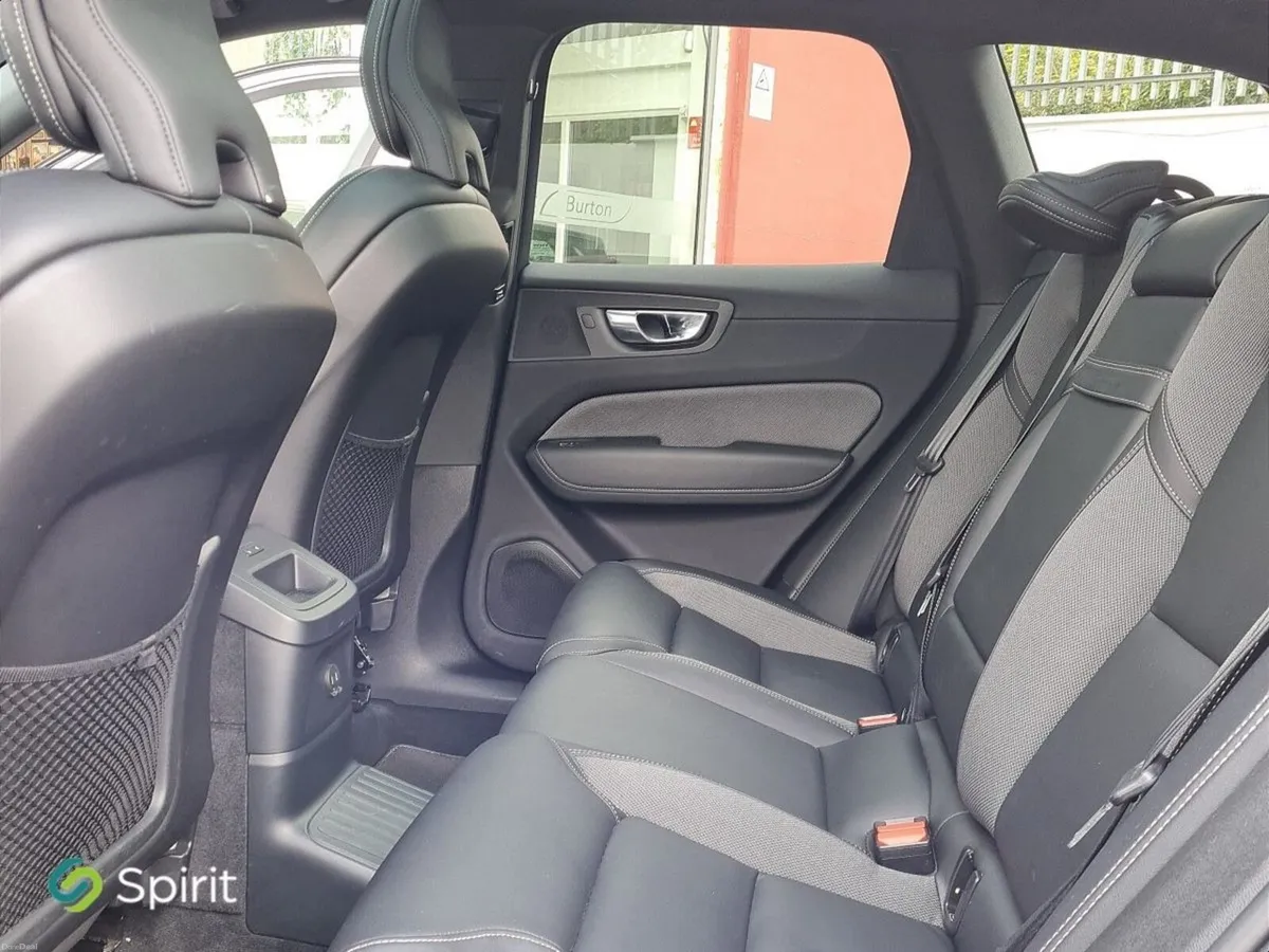 Volvo XC60 R-Design AWD T6 HYBRID - Image 5