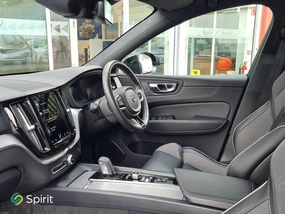 Volvo XC60 R-Design AWD T6 HYBRID - Image 3