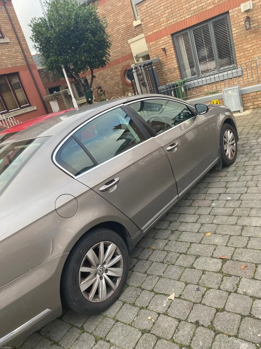 2011 auto Volkswagen Passat low mileage - Image 2