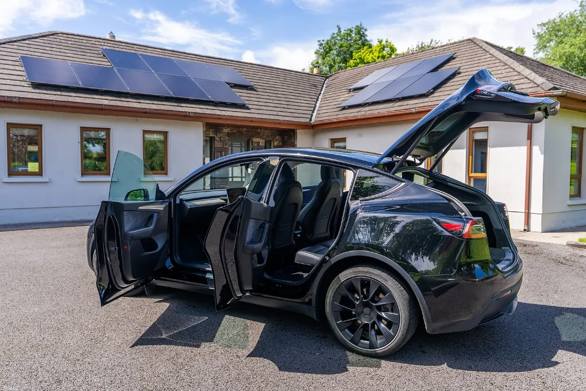 Tesla Model Y Long Range AWD - Image 2