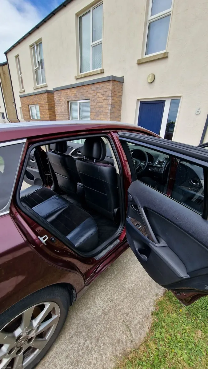 Toyota Avensis 2013 - Image 2