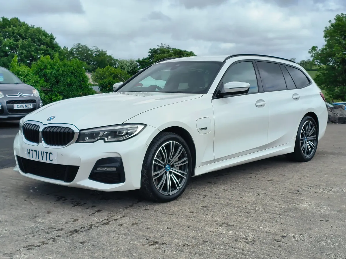 2022 BMW 330e M Sport - Image 3
