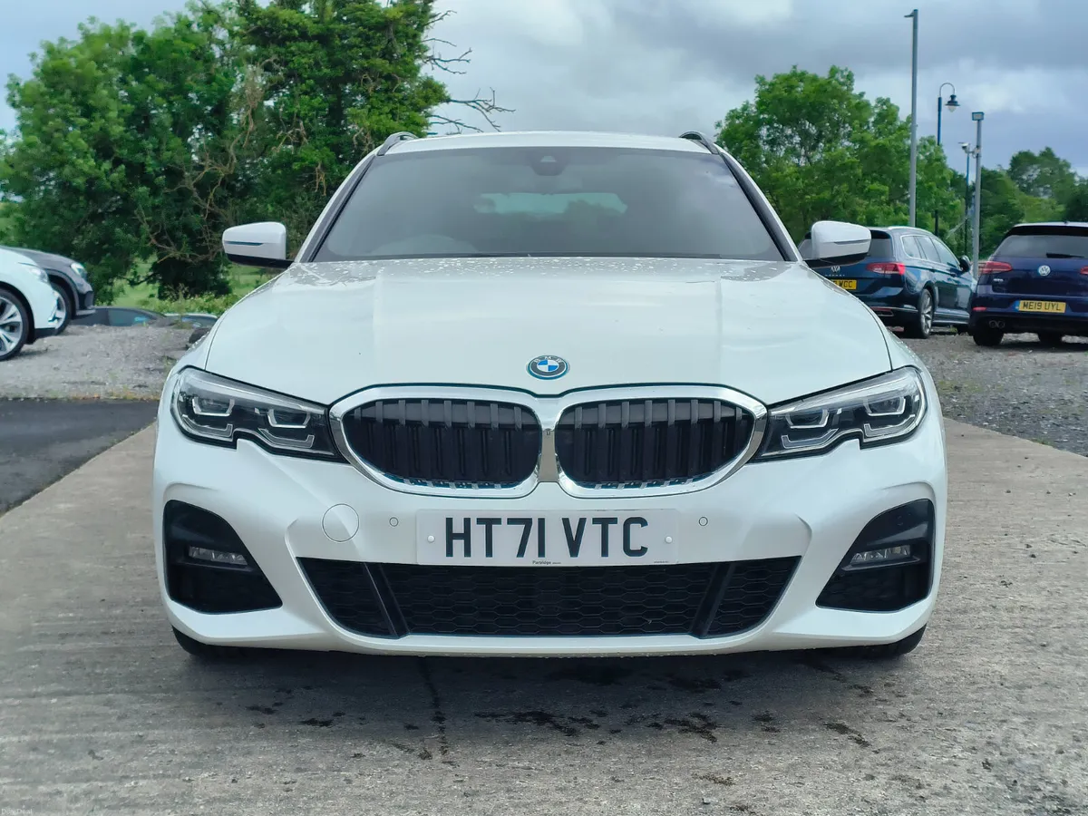 2022 BMW 330e M Sport - Image 5