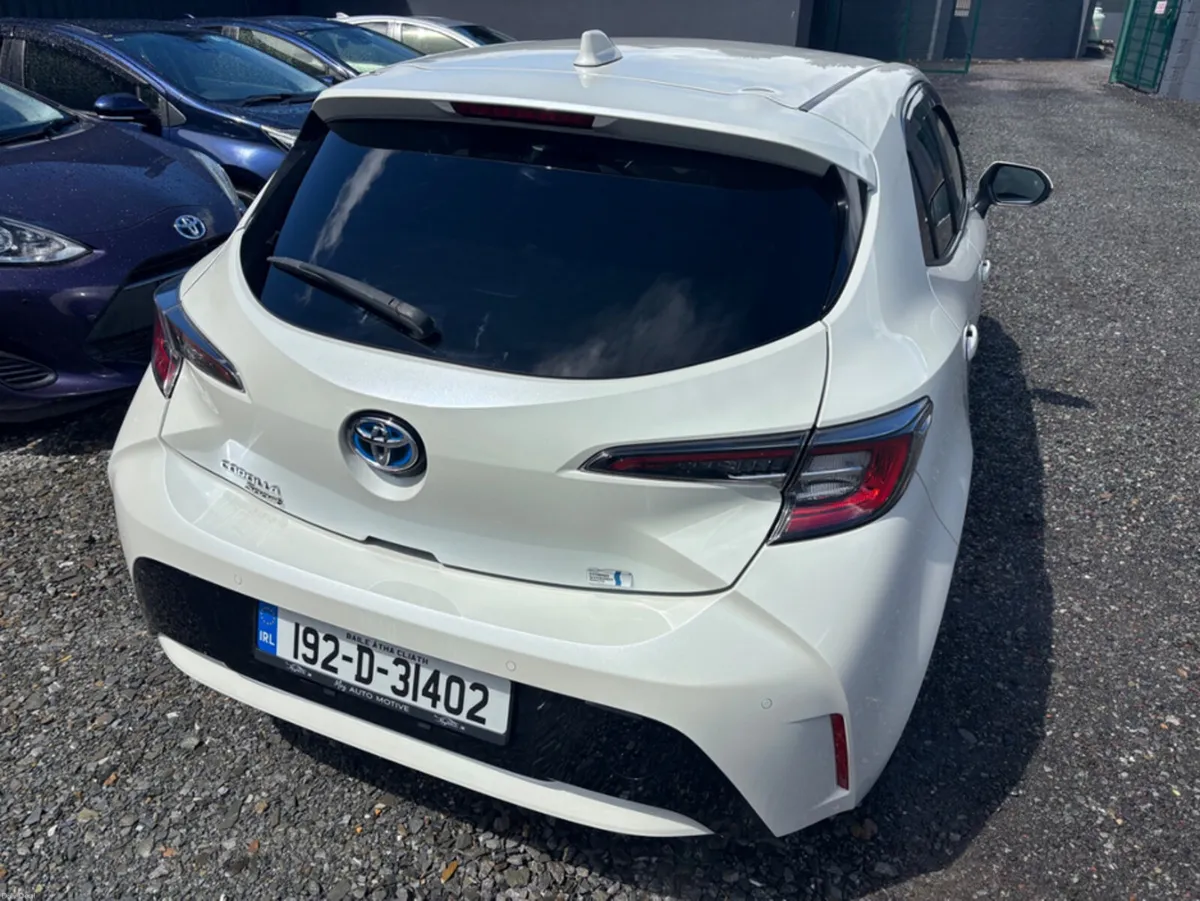 Toyota Corolla ZWE211H SPORT - Image 3