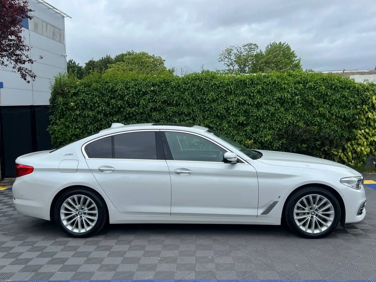 BMW 5-Series 530e LUXURY LINE 2.0 // OPENING SUNRO - Image 3