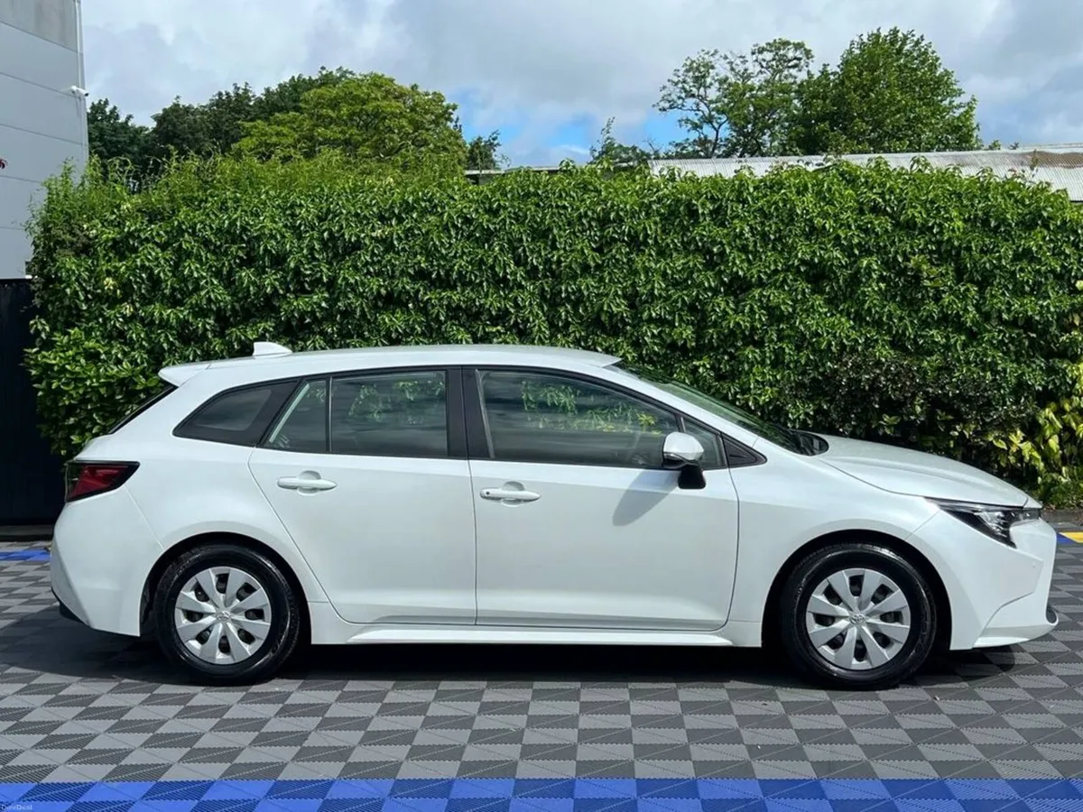 Toyota Corolla TOURING 1.8 HYBRID // REVERSE CAMER - Image 2