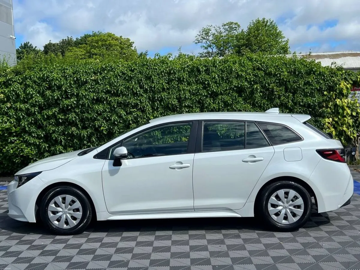 Toyota Corolla TOURING 1.8 HYBRID // REVERSE CAMER - Image 3
