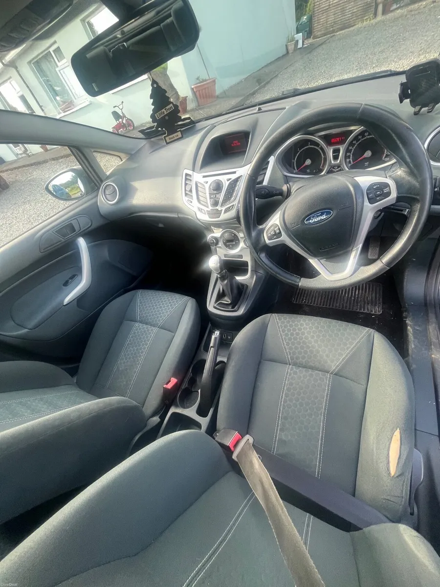 Ford Fiesta 2011 - Image 2