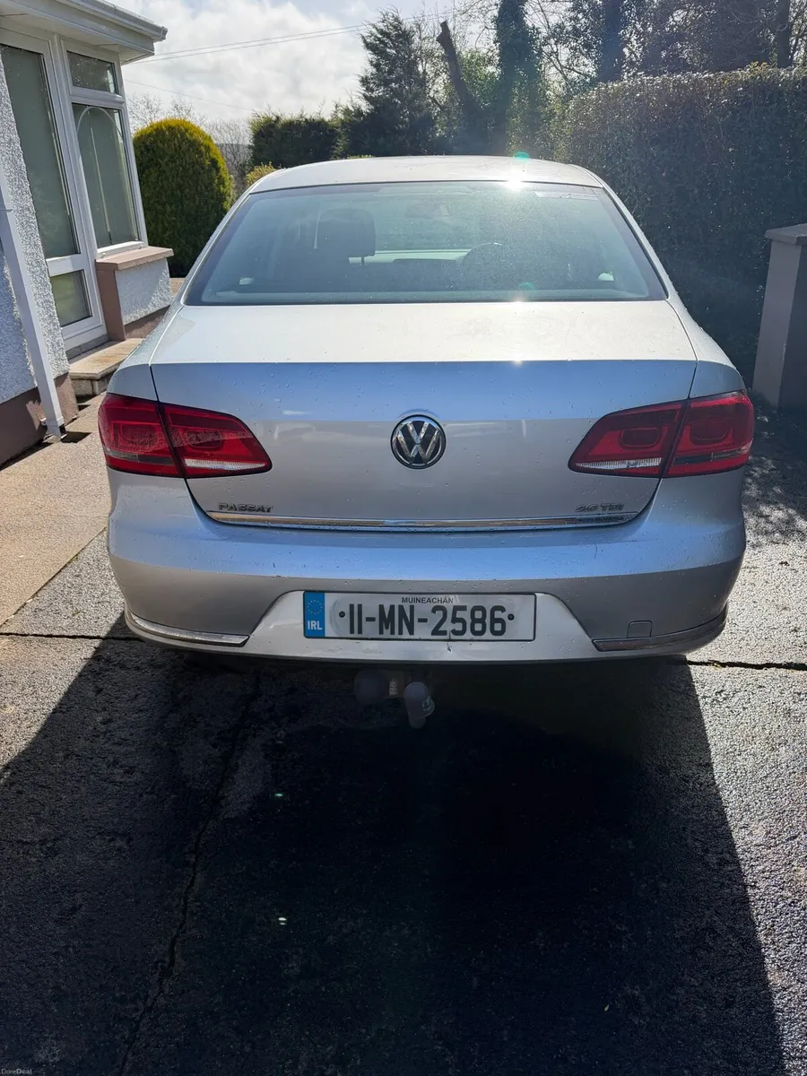 Volkswagen Passat 2011 - Image 2