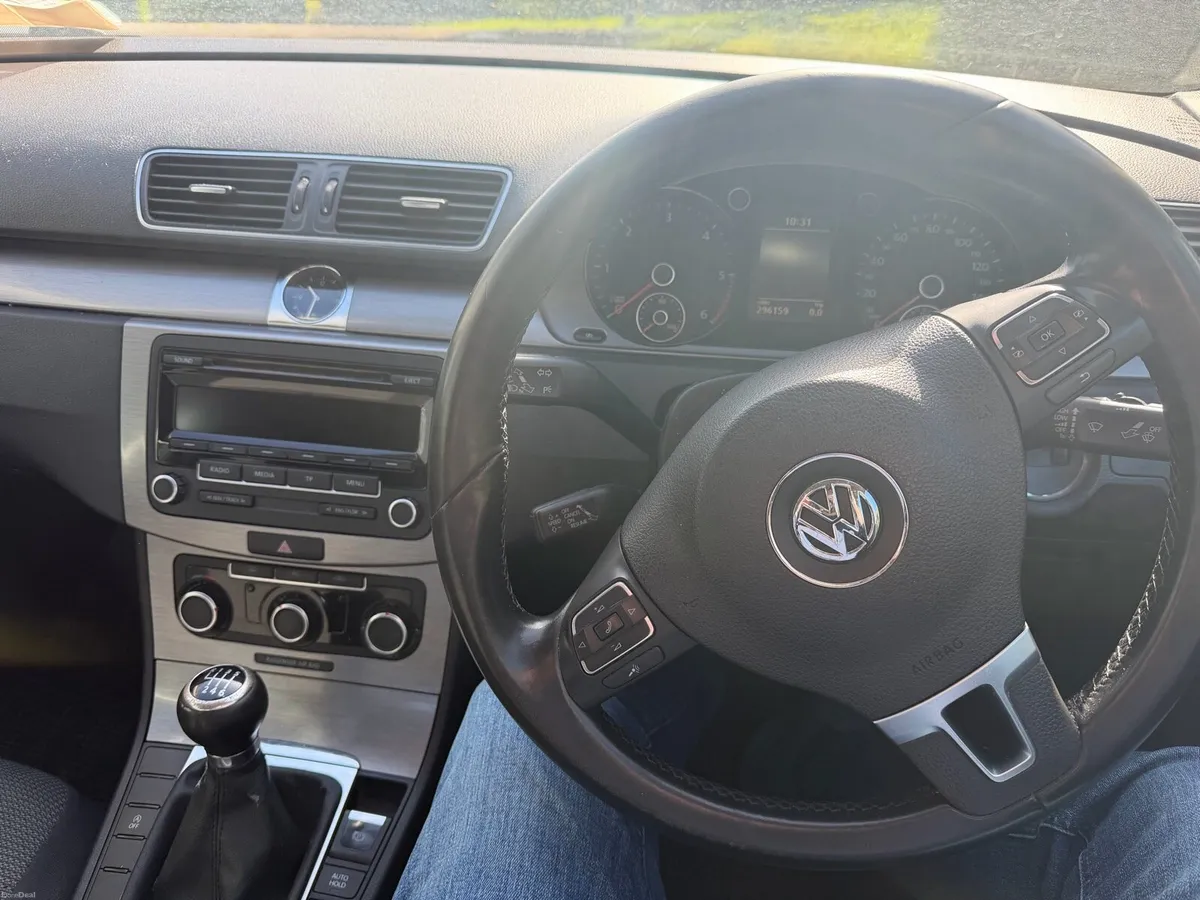 Volkswagen Passat 2011 - Image 4