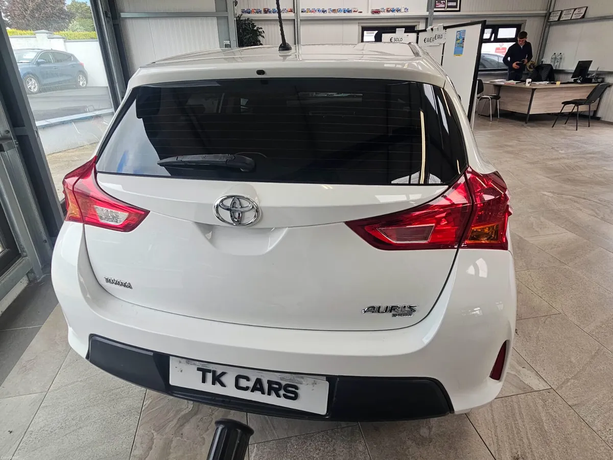 15 TOYOTA AURIS 1.3 PETROL 5 DOOR - Image 4