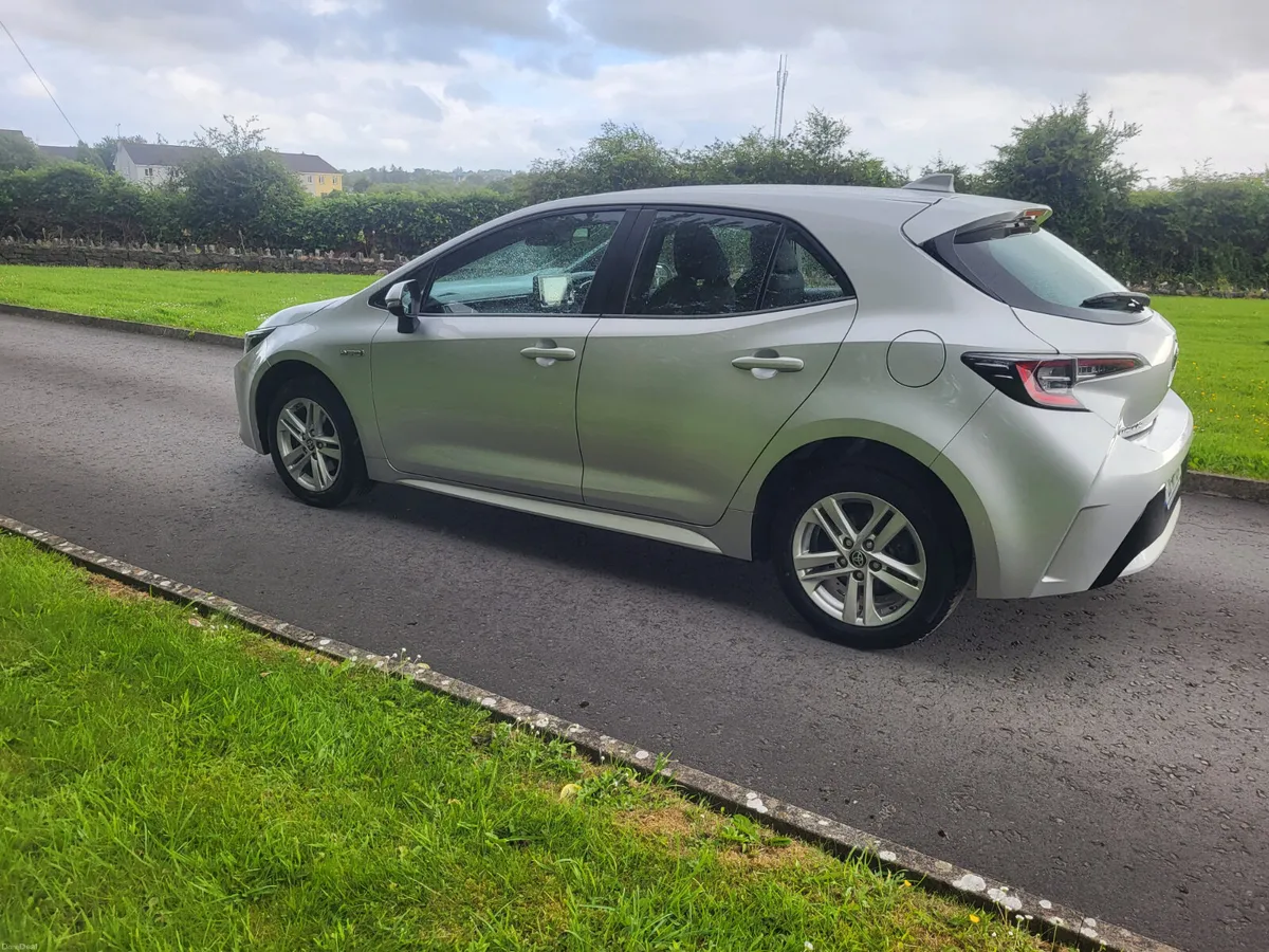 Toyota Corolla  HYBRID  AUTOMATIC - Image 4