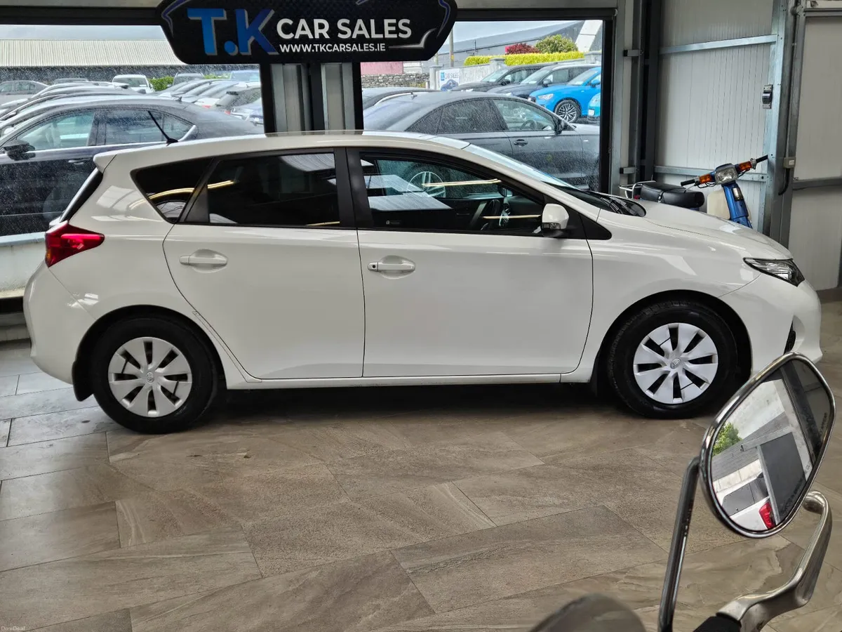 15 TOYOTA AURIS 1.3 PETROL 5 DOOR - Image 2