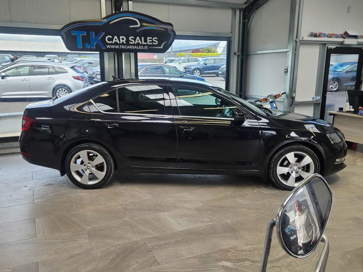 18 SKODA OCTAVIA STYLE 1.6 DIESEL - Image 3