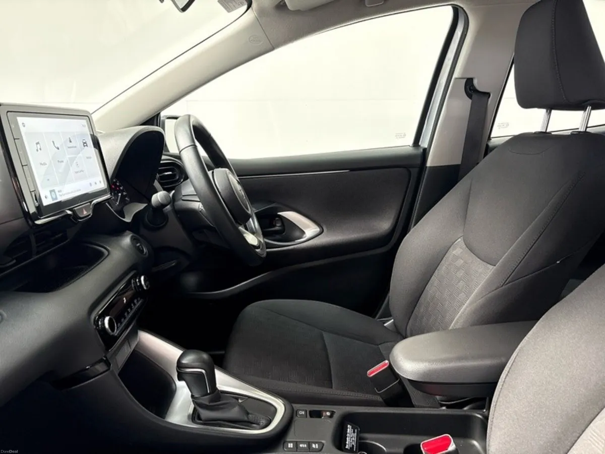 Toyota Yaris YARIS HYBRID 1.5 LUNA - Image 6