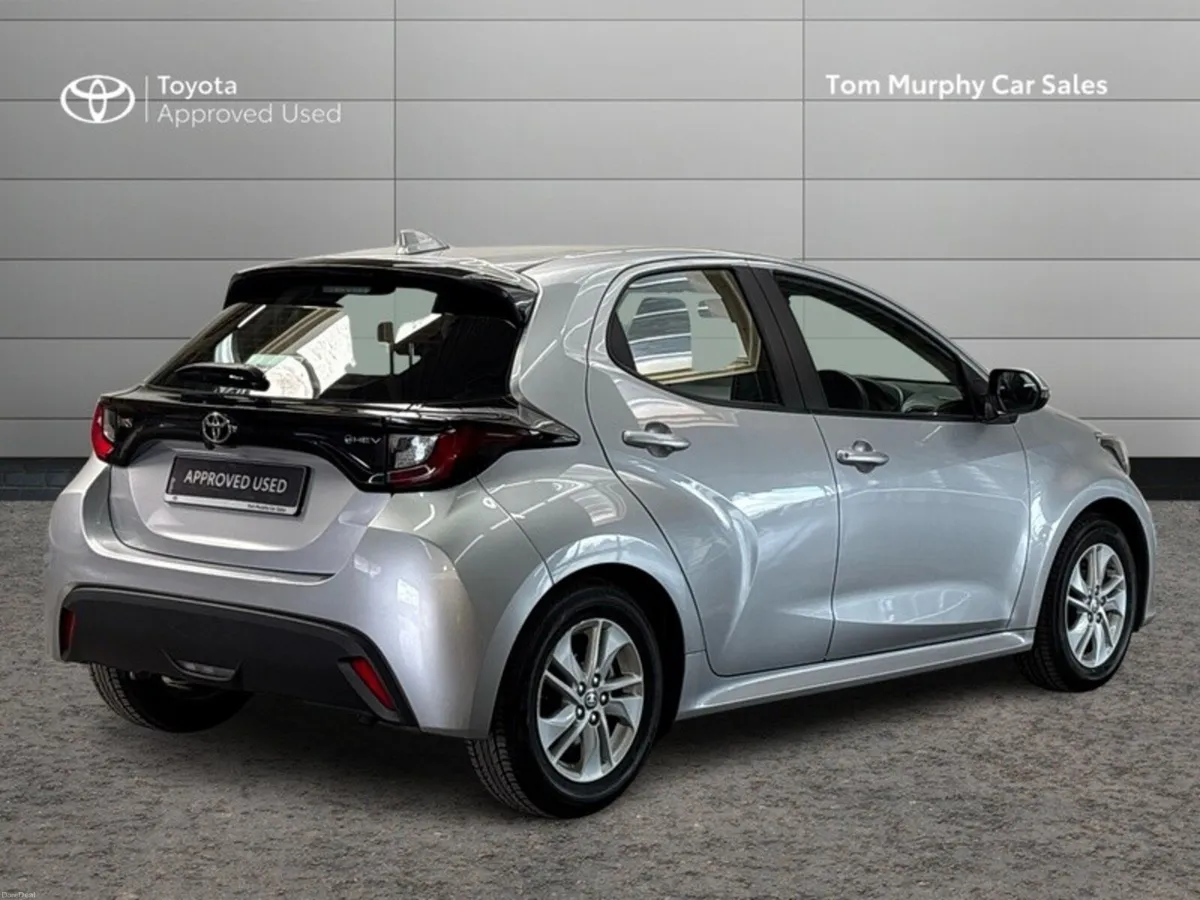 Toyota Yaris YARIS HYBRID 1.5 LUNA - Image 2