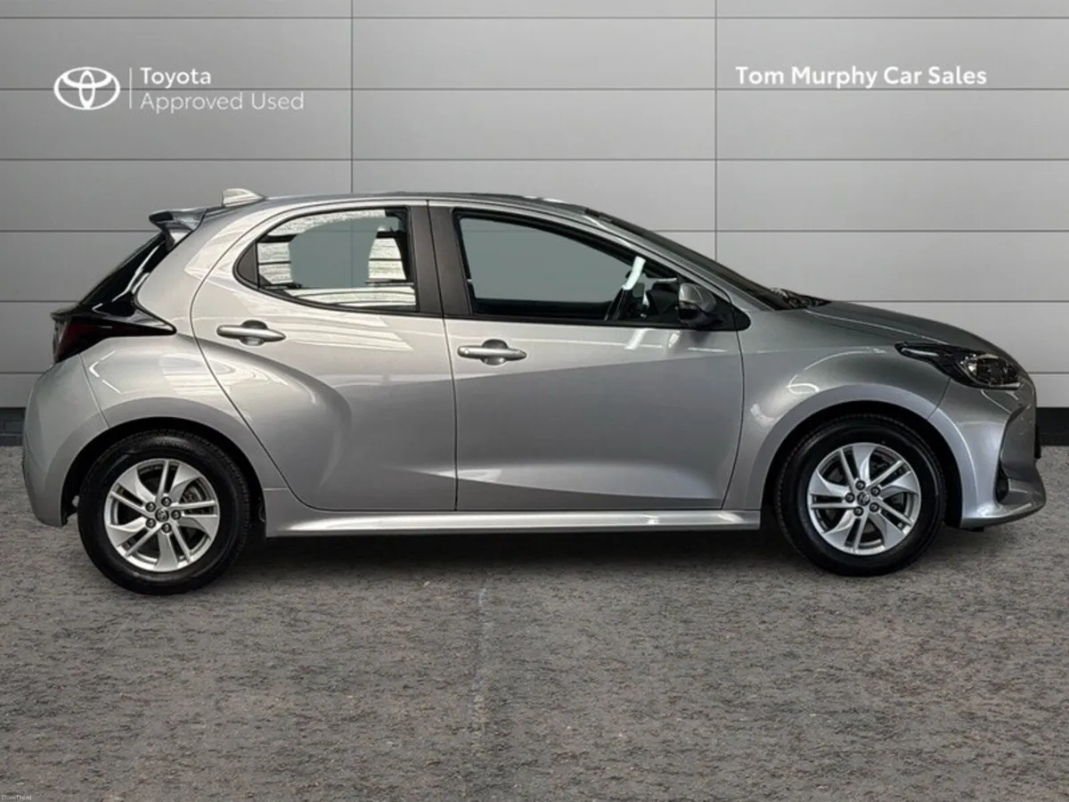 Toyota Yaris YARIS HYBRID 1.5 LUNA - Image 3