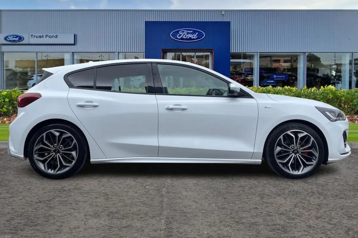 Ford Focus 1.0T EcoBoost MHEV ST-Line X Hatchback - Image 3