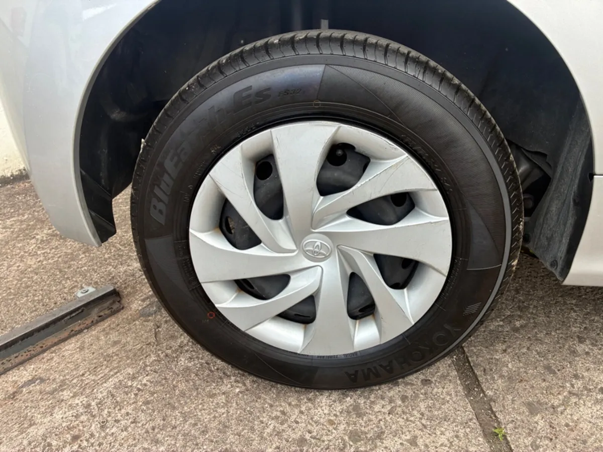 Toyota Yaris 1.5 petrol hybrid automatic - Image 2